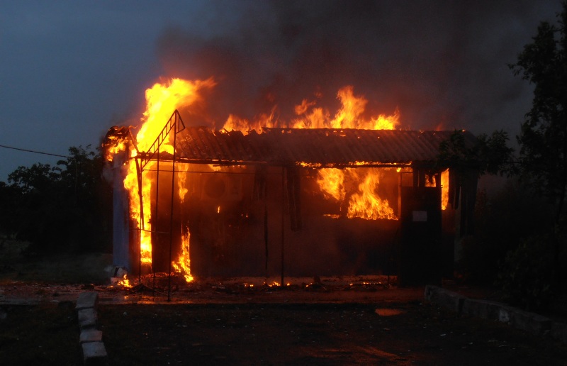 У Новотроїцькому районі рятувальники ліквідували пожежу в кіоску
